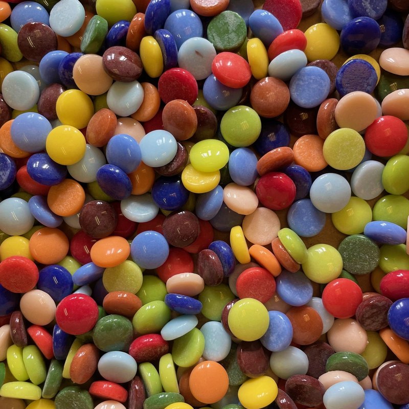 Cabochons multicolores en verre brillant