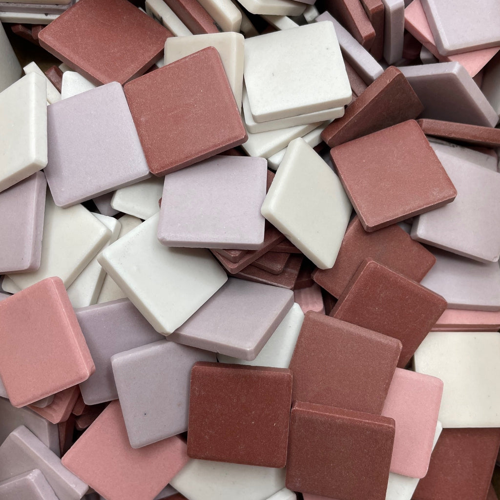 Mélange Pétales poudrés d’Émaux de Briare déclassés Mazurka mats, tesselles carrées roses, blancs, vieux rose et beige rosé pour mosaïque.