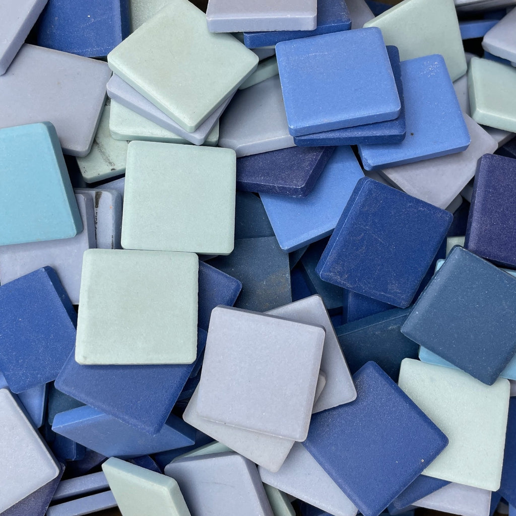 Mélange Ciel d’hiver d’Émaux de Briare déclassés Mazurka mats, tesselles carrées bleus clairs, bleus profonds et gris bleutés pour mosaïque.