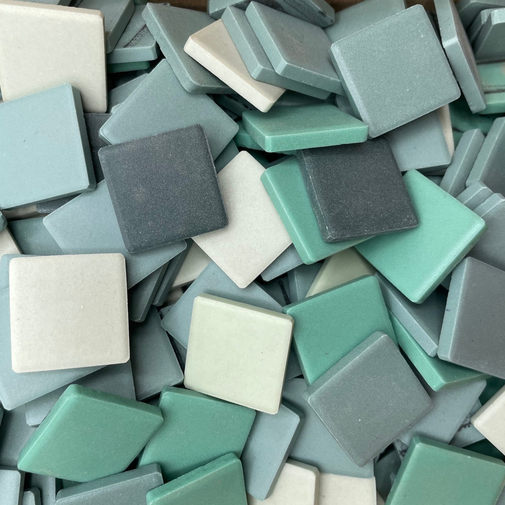 Mélange Jardin minéral d’Émaux de Briare déclassés Mazurka mats, tesselles carrées verts doux, vert d’eau, gris verts et écrus pour mosaïque.