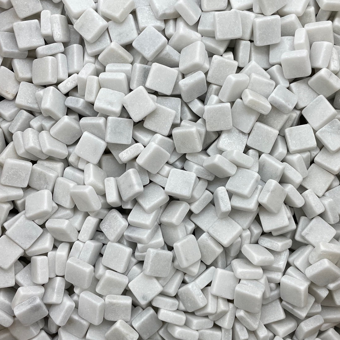 Tesselles mosaïque en marbre Bianco Carrara 10x10 mm, pierre blanche veinée idéale pour créations mosaïque.